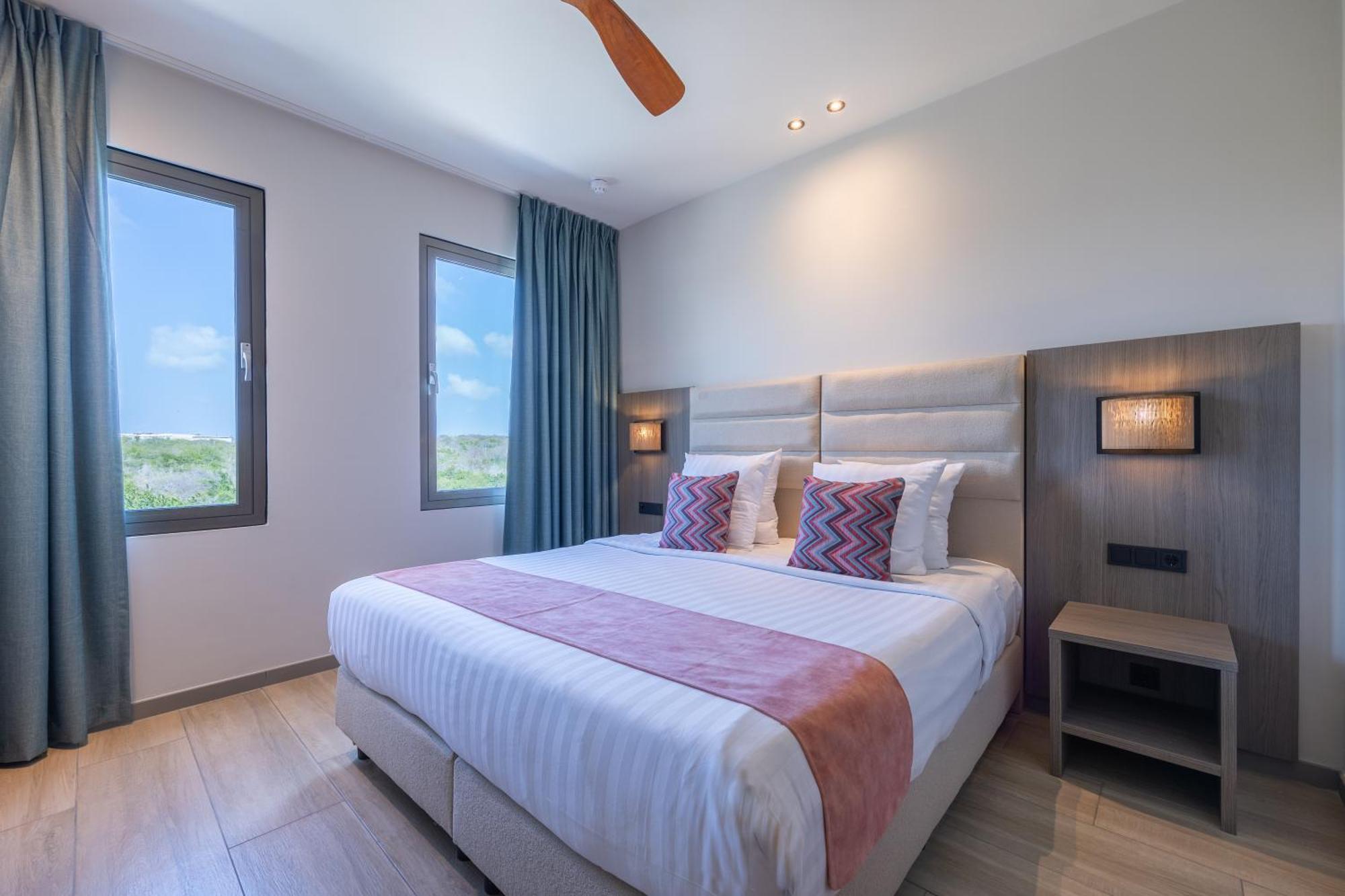 Dolphin Suites & Wellness Curacao Виллемстад Экстерьер фото